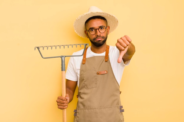 Concetto di giardiniere uomo afro nero