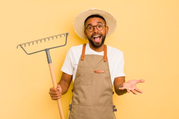 Concetto di giardiniere uomo afro nero