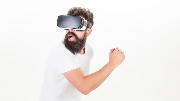 Concetto di gioco di realtà virtuale Cyber sport Ragazzo con display montato sulla testa interagisci con la realtà virtuale Attività virtuale Hipster gioca gioco di sport virtuale Uomo giocatore barbuto VR occhiali sfondo bianco