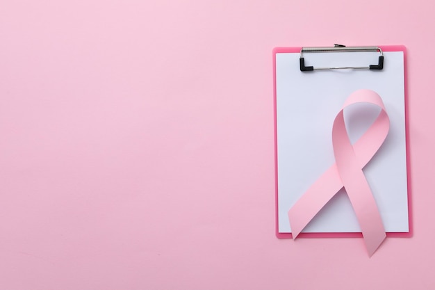 Concetto di giornata mondiale contro il cancro del cancro femminile