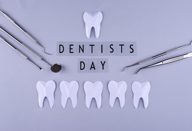 Concetto di giornata mondiale dei dentisti con strumenti di stomatologia