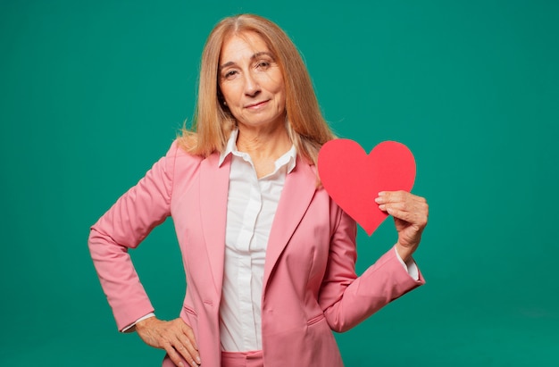 Concetto di giorno di valentines senior donna graziosa