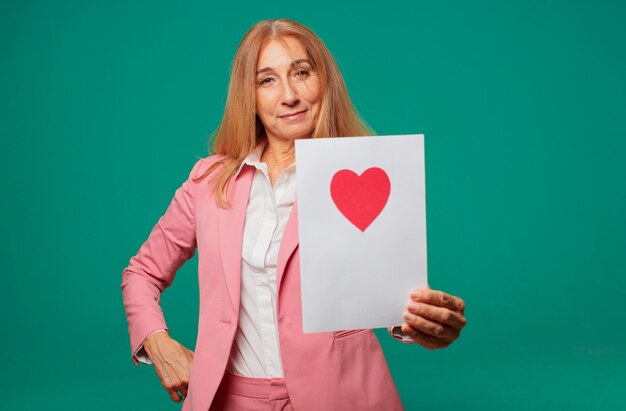 Concetto di giorno di valentines senior donna graziosa