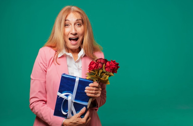 Concetto di giorno di valentines senior donna graziosa