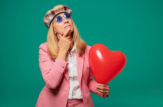 Concetto di giorno di valentines senior donna graziosa