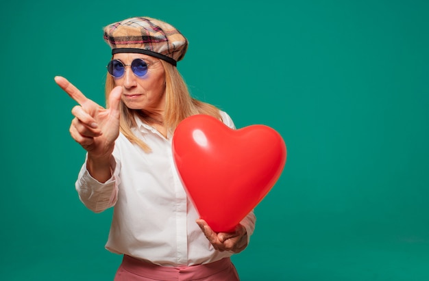 Concetto di giorno di valentines senior donna graziosa