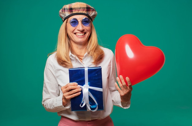 Concetto di giorno di valentines senior donna graziosa