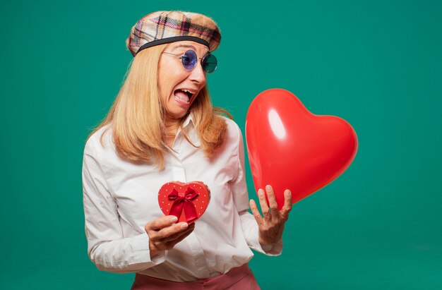 Concetto di giorno di valentines senior donna graziosa