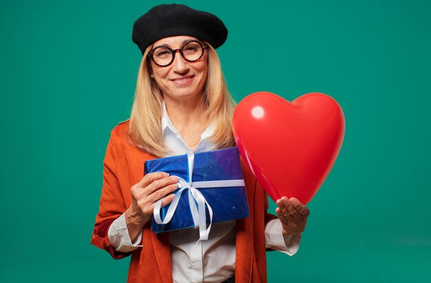 Concetto di giorno di valentines senior donna graziosa