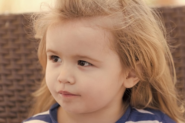 Concetto di gioventù di innocenza dell'infanzia Ragazzo con capelli biondi lunghi del viso carino