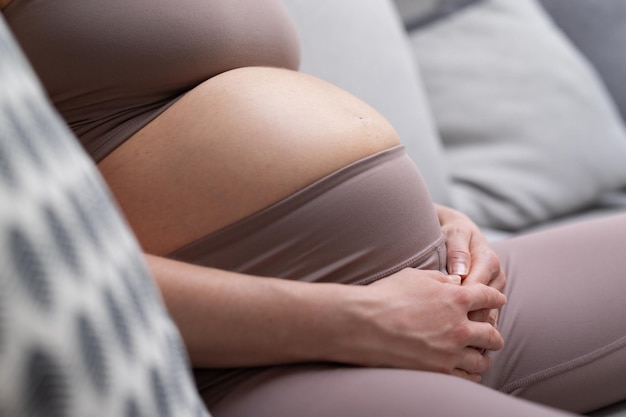 Concetto di gravidanza del ventre della donna incinta Pancia incinta primo piano dettaglio della donna incinta