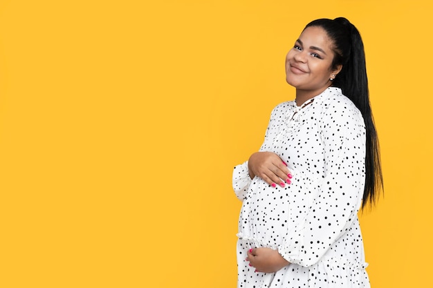 Concetto di gravidanza e maternità con donna afroamericana