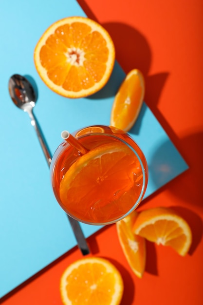 Concetto di gustosa bevanda alcolica Aperol Spritz