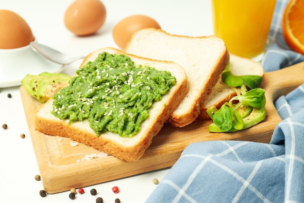 Concetto di gustosa colazione con cibo delizioso da vicino