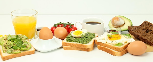 Concetto di gustosa colazione con cibo delizioso sul tavolo bianco