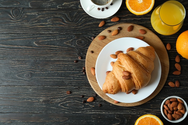 Concetto di gustosa colazione con croissant su legno
