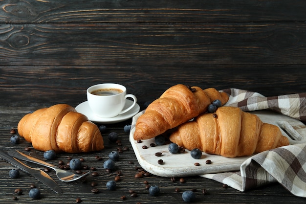 Concetto di gustosa colazione con croissant su legno