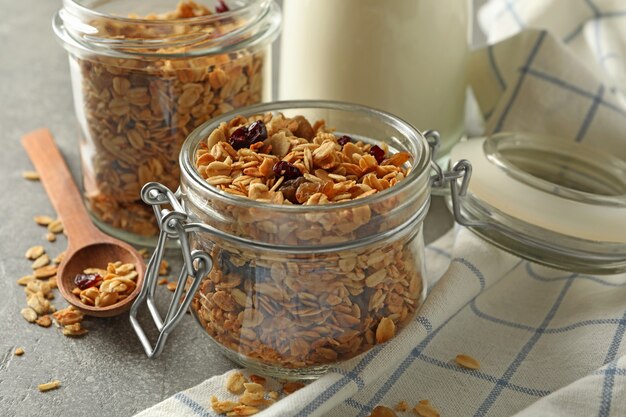 Concetto di gustosa colazione con muesli su sfondo grigio