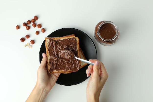 Concetto di gustosa colazione con pasta di cioccolato su sfondo bianco