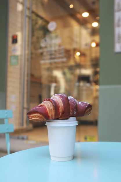 Concetto di gustosa colazione con tazza di caffè e croissant