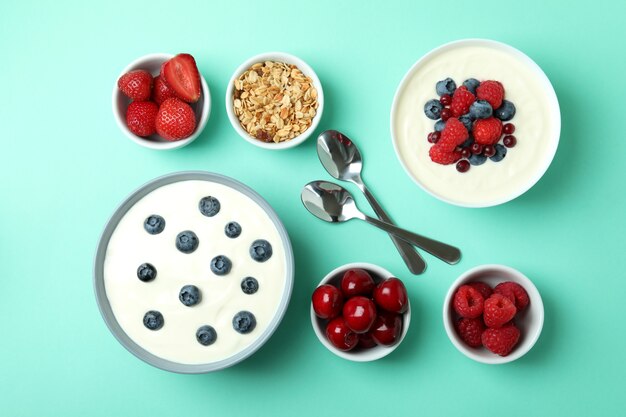 Concetto di gustosa colazione con yogurt su sfondo di menta