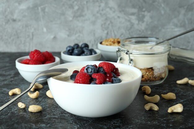 Concetto di gustosa colazione con yogurt sul tavolo affumicato nero