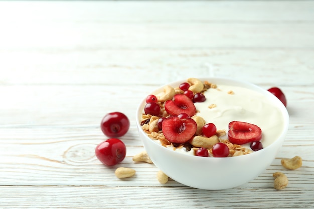 Concetto di gustosa colazione con yogurt sul tavolo di legno