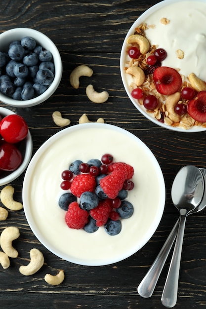 Concetto di gustosa colazione con yogurt sul tavolo di legno