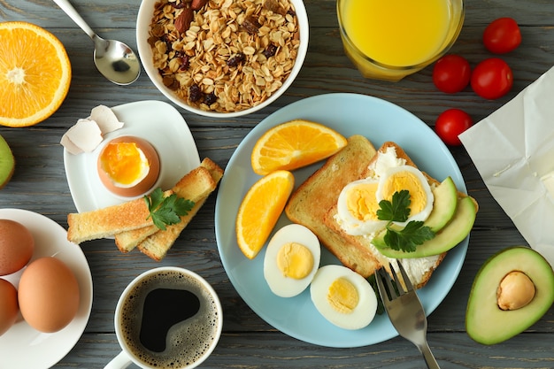 Concetto di gustosa colazione in legno