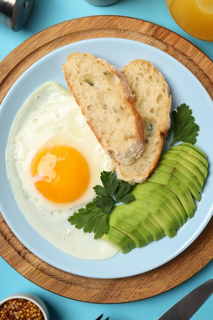 Concetto di gustosa colazione su sfondo blu