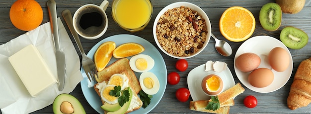 Concetto di gustosa colazione su sfondo di legno