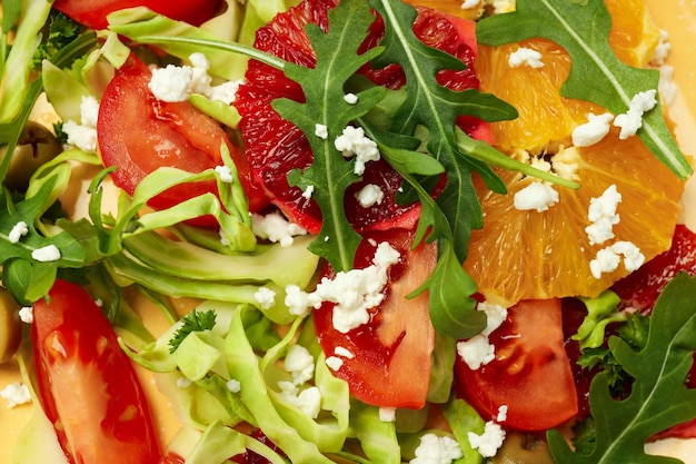 Concetto di gustosa insalata di cibo con arancia rossa da vicino