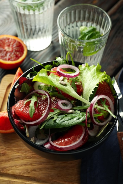 Concetto di gustosa insalata di cibo con arancia rossa da vicino