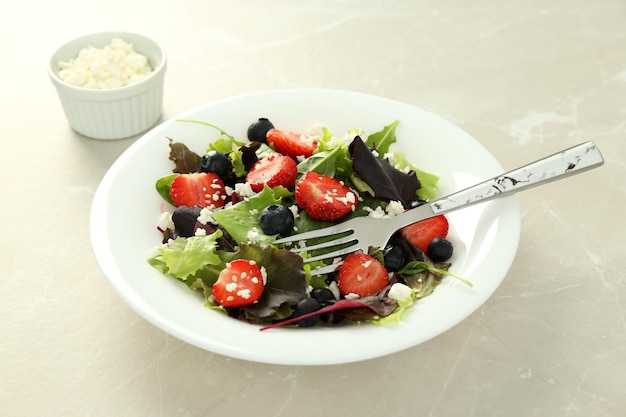 Concetto di gustosa insalata di cibo con fragola