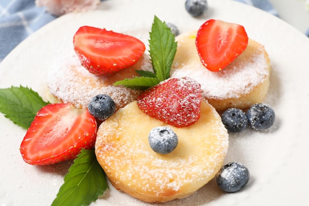 Concetto di gustose frittelle di formaggio dolce da vicino