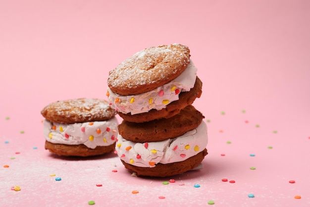 Concetto di gustosi biscotti dolci con gelato