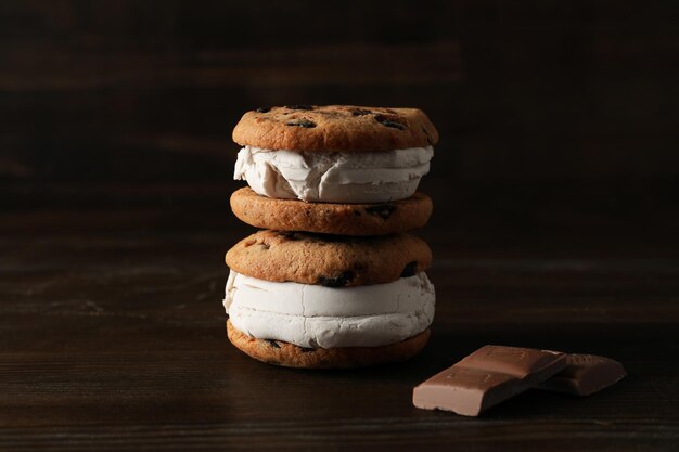 Concetto di gustosi biscotti dolci con gelato