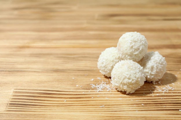 Concetto di gustosi dolci caramelle al cocco spazio per il testo