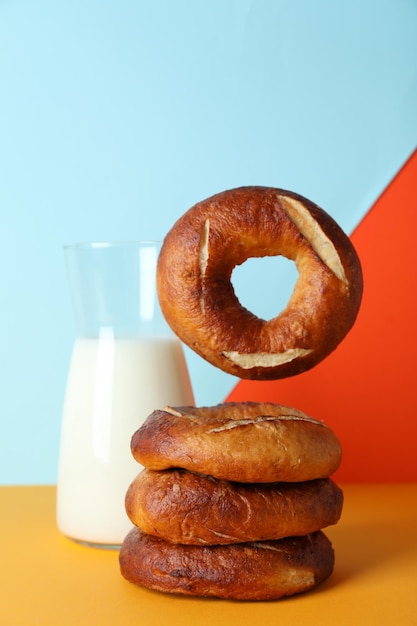 Concetto di gustoso cibo bagel spazio per il testo