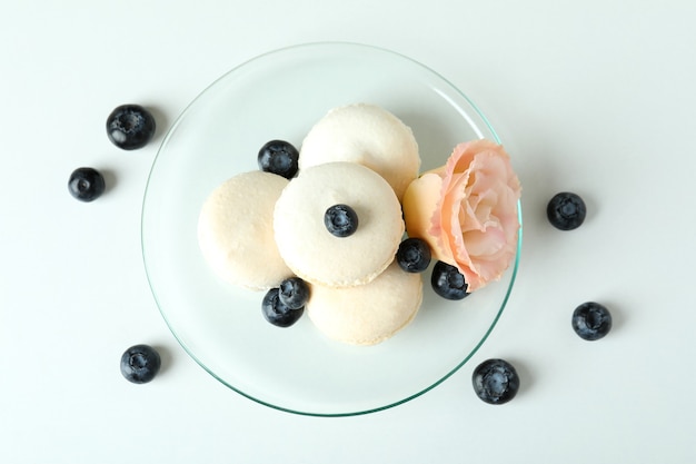 Concetto di gustoso dessert con amaretti su sfondo bianco