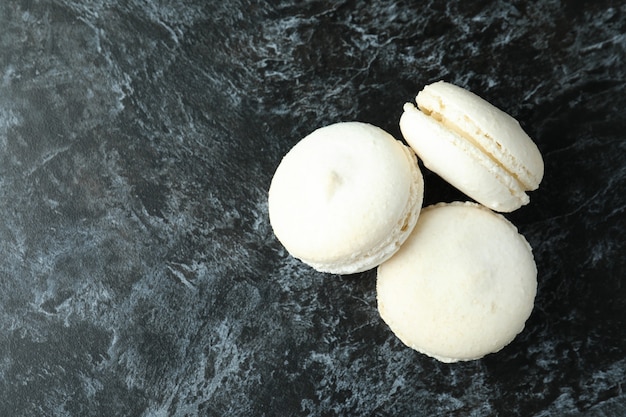 Concetto di gustoso dessert con amaretti su sfondo nero affumicato