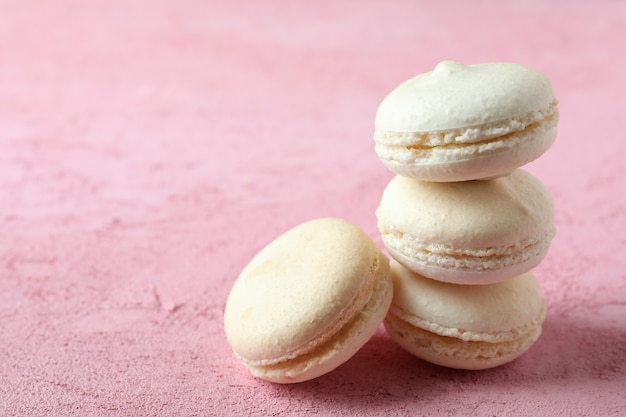 Concetto di gustoso dessert con amaretti su sfondo rosa