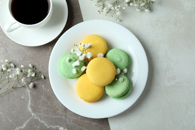 Concetto di gustoso dessert con deliziosi amaretti