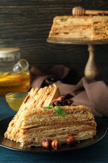 Concetto di gustoso dessert con torta al miele da vicino