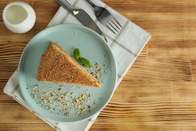 Concetto di gustoso dessert con torta al miele, spazio per il testo