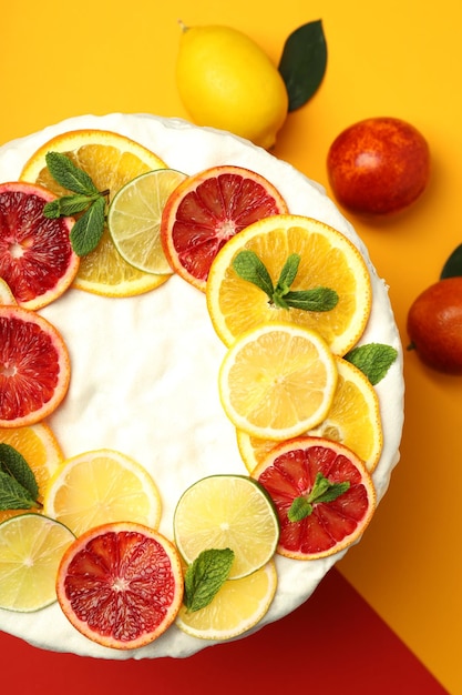 Concetto di gustoso dessert con torta di meringa con vista dall'alto di agrumi