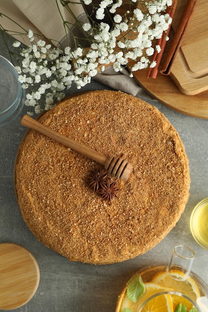 Concetto di gustoso dessert con vista dall'alto della torta al miele