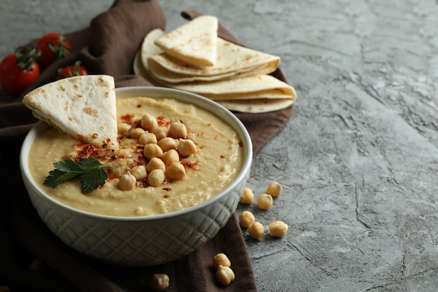 Concetto di gustoso mangiare con hummus e pita, spazio per il testo