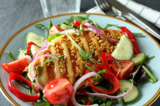 Concetto di gustoso mangiare con insalata con pollo alla griglia