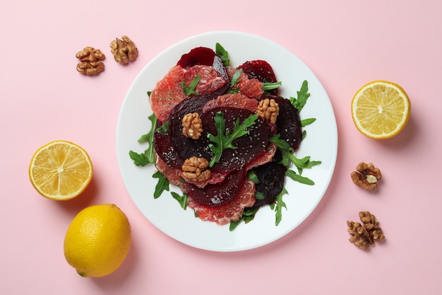 Concetto di gustoso mangiare con insalata di barbabietole in rosa